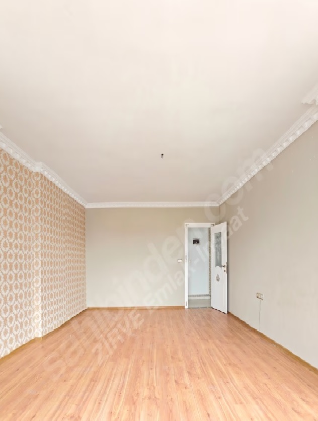 AKDENİZ'DE 3 CEPHELİ 2 BANYOLU KİLERLİ OTOPARKLI 3+1 DAİRE